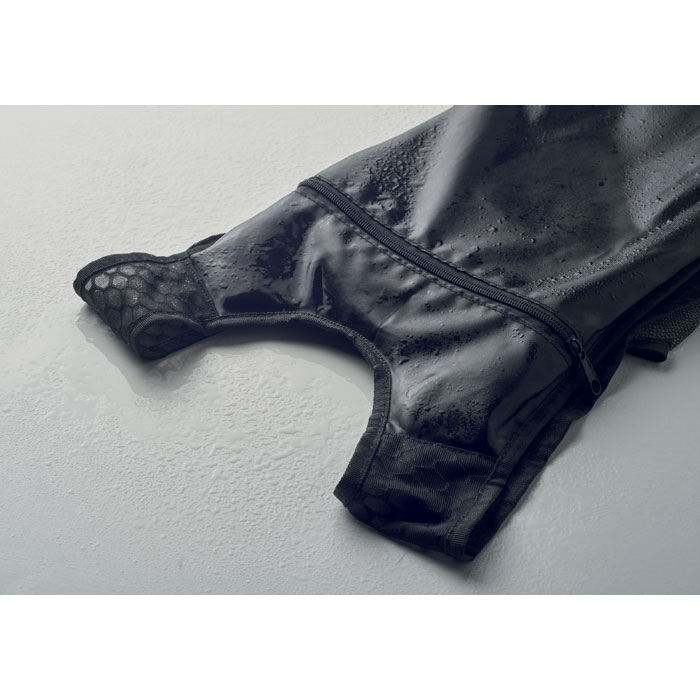 Combinaison de plongée noire mouillée sur surface claire