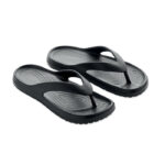Paire de tongs noires en plastique
