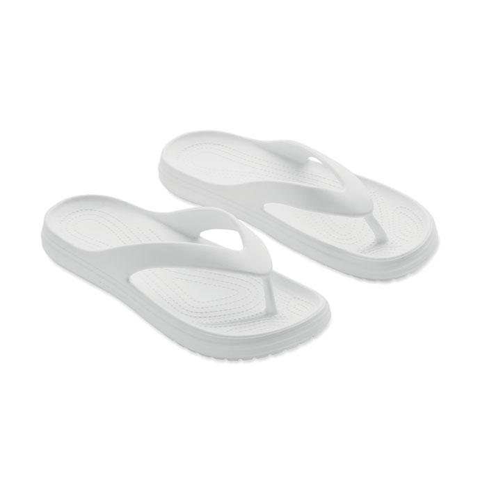 Paire de tongs blanches en plastique.