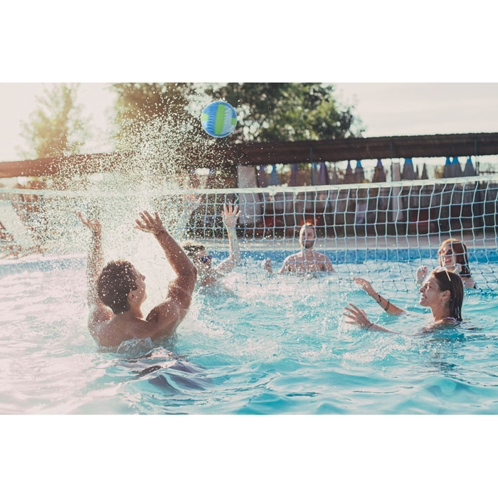 Groupe jouant au volley dans une piscine