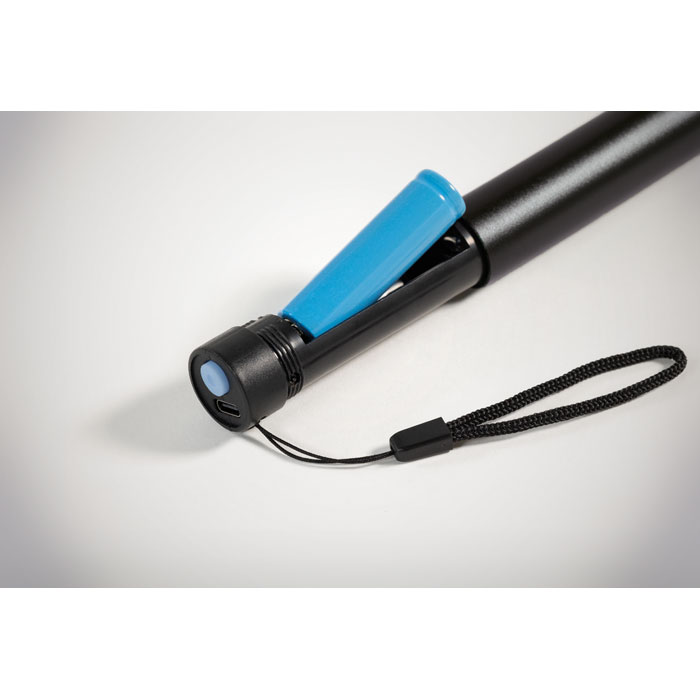 Lampe de poche noire avec batterie bleue