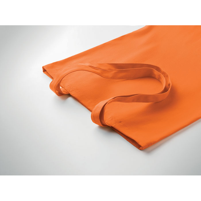 Sac en tissu orange sur surface grise