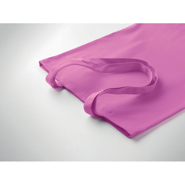 Sac en tissu rose sur fond clair