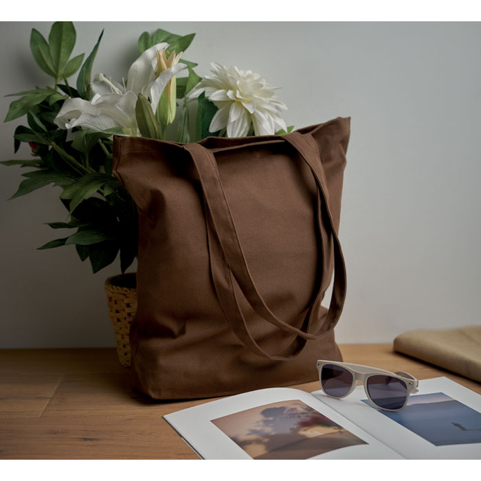 Sac en toile marron posé sur une table.