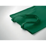 Sac en tissu vert posé sur surface claire