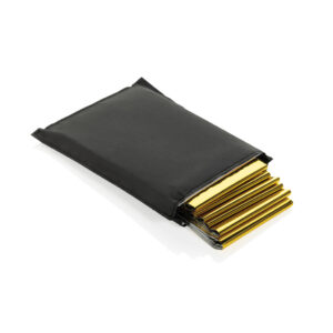 Couverture de survie pliée dans une pochette noire
