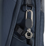 Mousqueton métallique attaché à un sac bleu