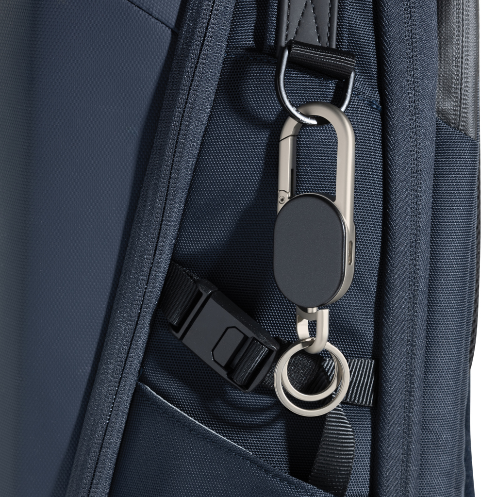 Mousqueton métallique attaché à un sac bleu