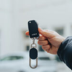 Main tenant une clé de voiture noire