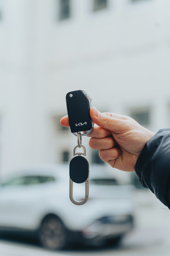 Main tenant une clé de voiture noire