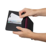 Main sortant une carte d’un portefeuille noir