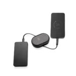 Batterie externe noire rechargeant un smartphone
