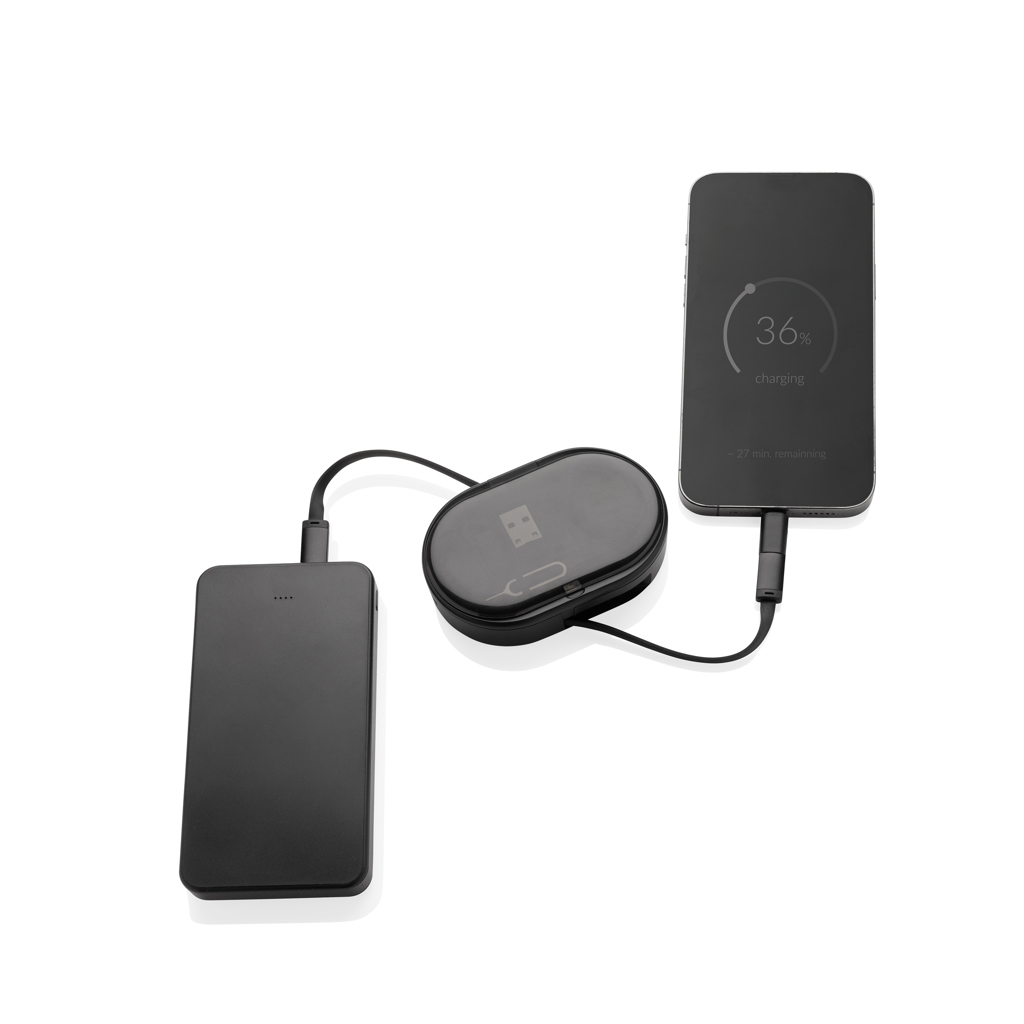 Batterie externe noire rechargeant un smartphone