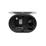 Boîtier noir avec accessoires électroniques compacts