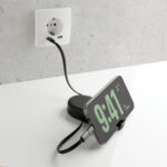 Smartphone en charge sur support moderne