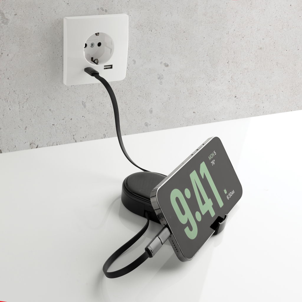 Smartphone en charge sur support moderne