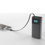 Smartphone connecté à une batterie externe noire