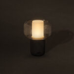 Lampe moderne allumée sur fond sombre