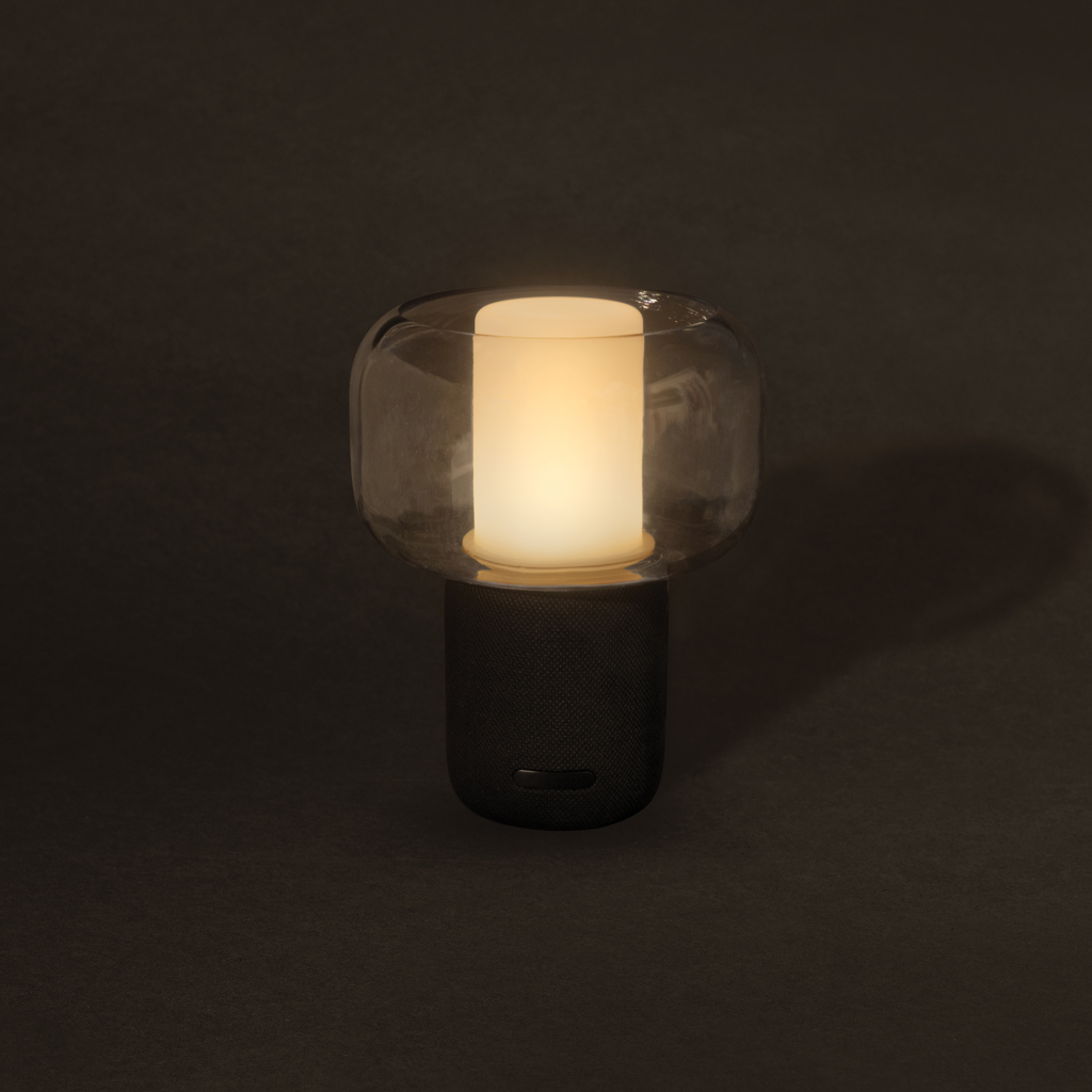 Lampe moderne allumée sur fond sombre
