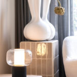 Lampe moderne et vase blanc décoratif