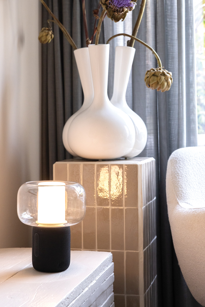 Lampe moderne et vase blanc décoratif