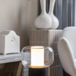 Lampe moderne allumée sur table de salon