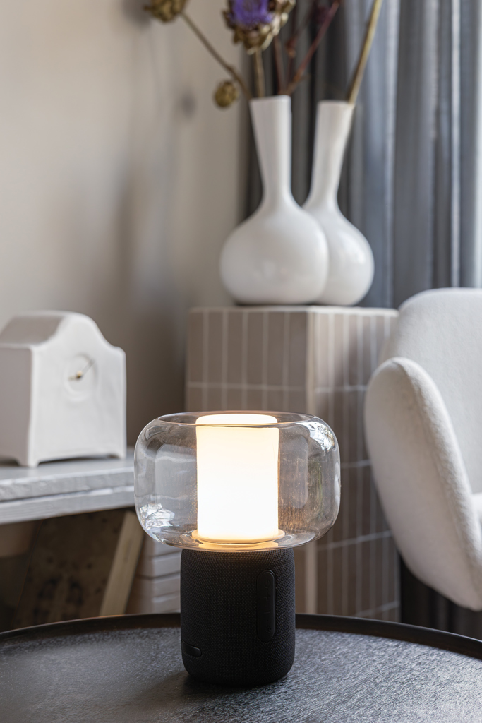 Lampe moderne allumée sur table de salon