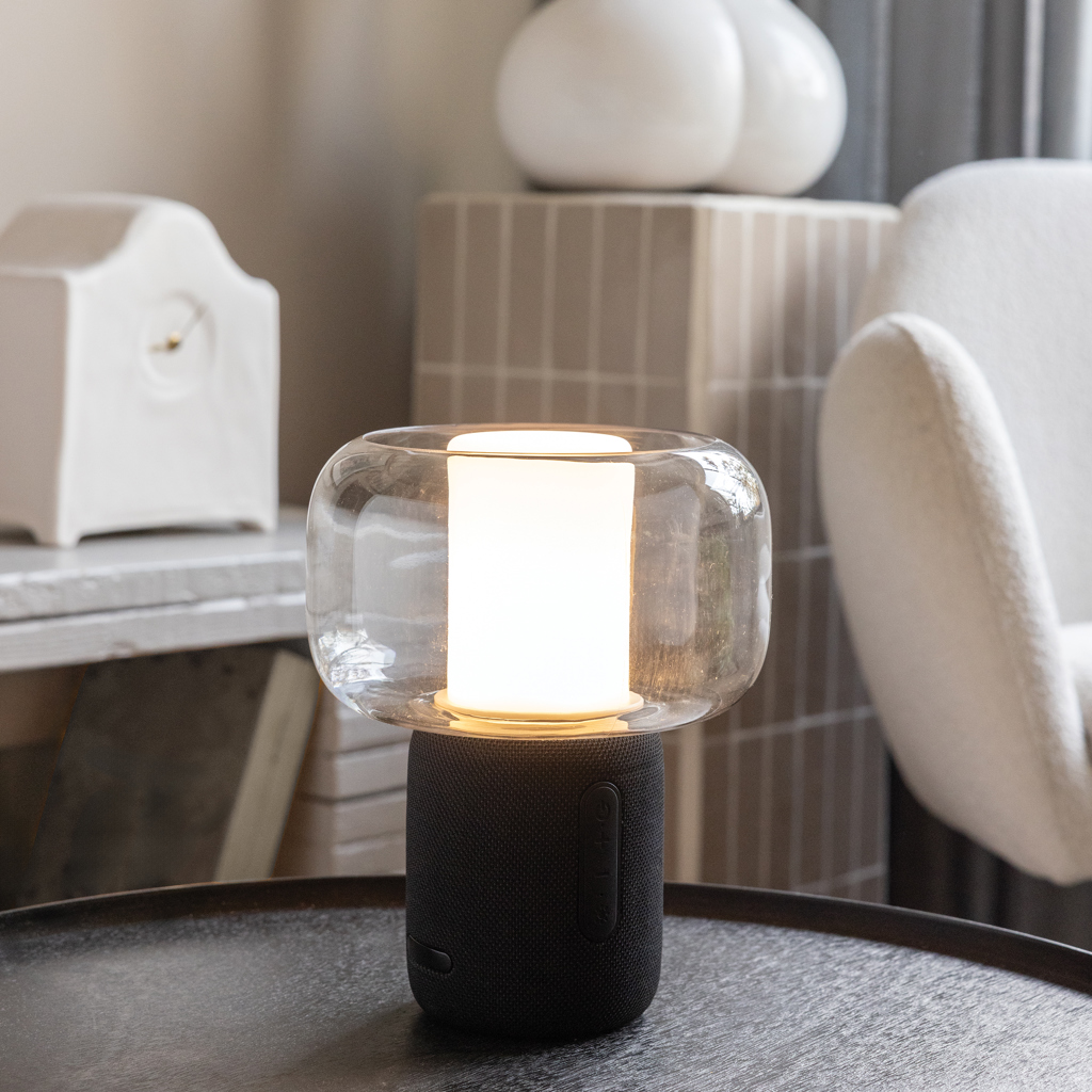 Lampe moderne allumée sur table noire