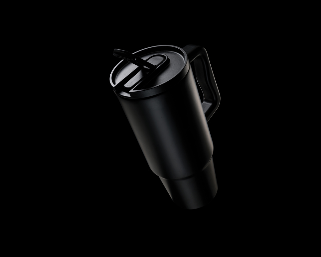 Tasse isotherme noire avec couvercle et anse