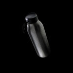 Gourde métallique noire couverte de gouttes d’eau