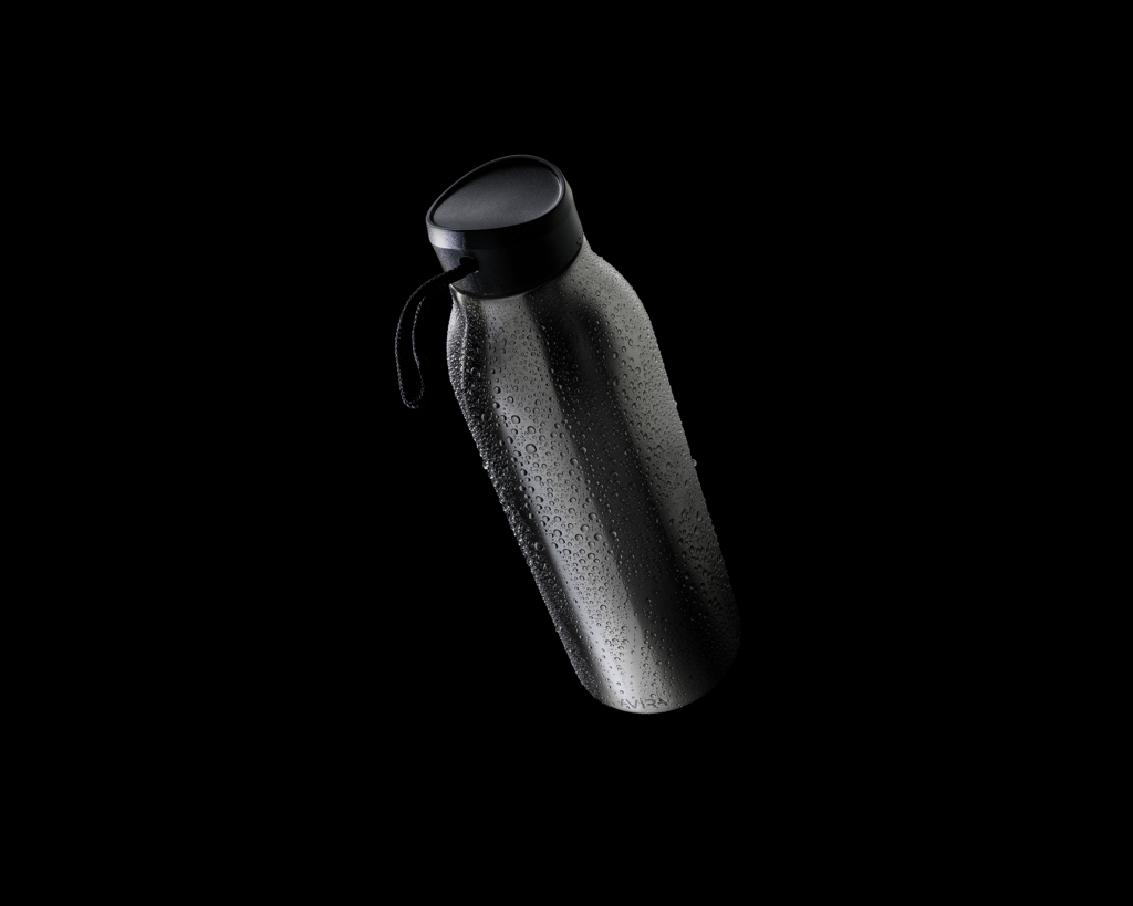 Gourde métallique noire couverte de gouttes d’eau