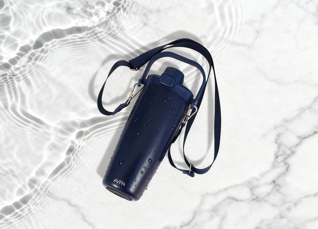 Gourde bleue avec sangle sur fond d’eau.