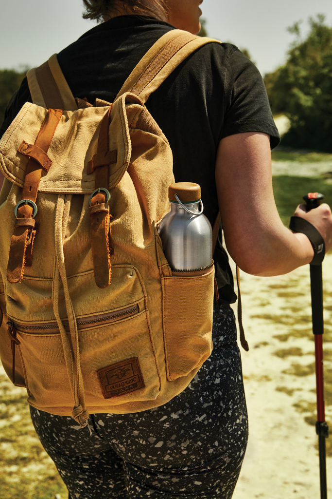 Randonneur avec sac à dos beige et gourde