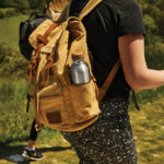 Randonneuse avec sac à dos en montagne