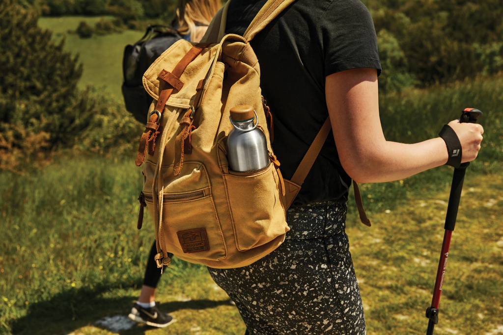 Randonneuse avec sac à dos en montagne