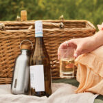 Pique-nique avec vin blanc et panier en osier