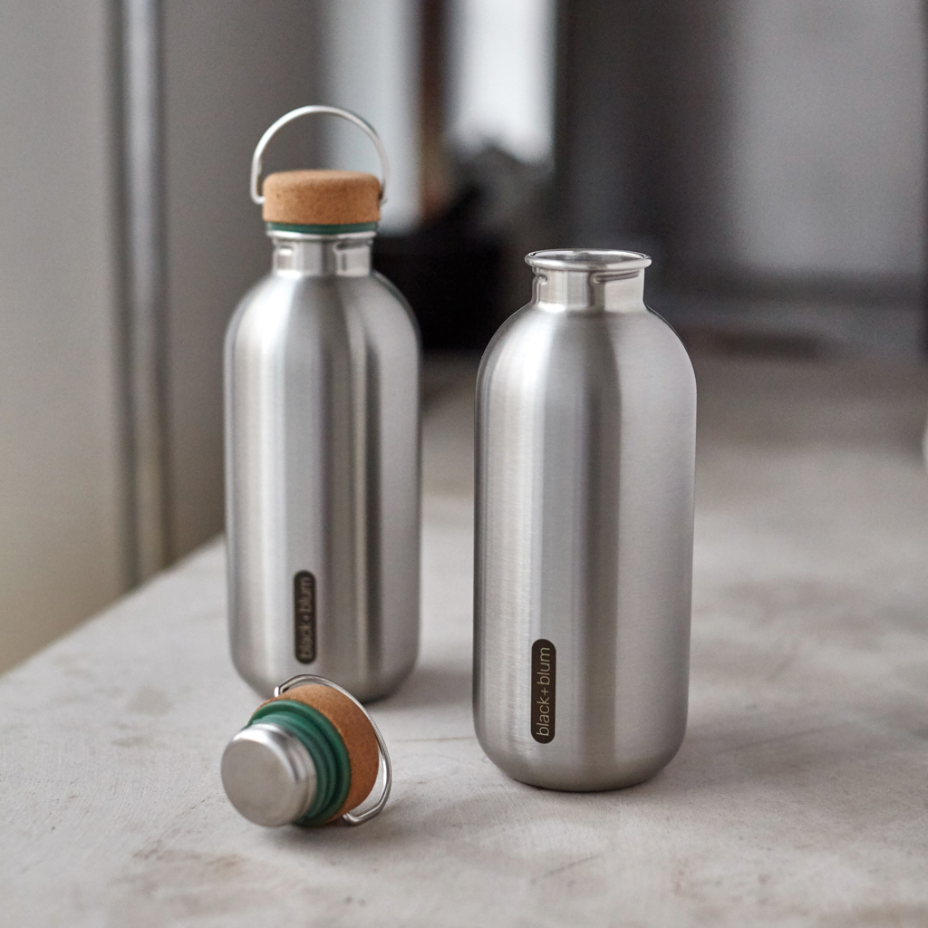 Gourdes inox réutilisables sur une table.