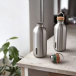 Gourdes en acier inoxydable sur une table.
