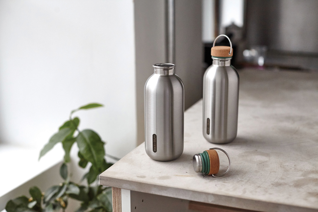 Gourdes en acier inoxydable sur une table.