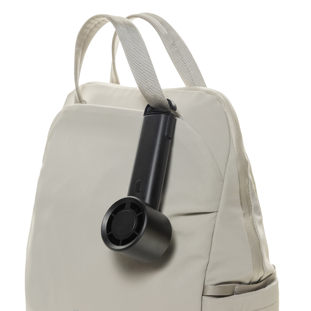 Ventilateur portable accroché à un sac à dos