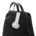 Ventilateur portable accroché à un sac noir