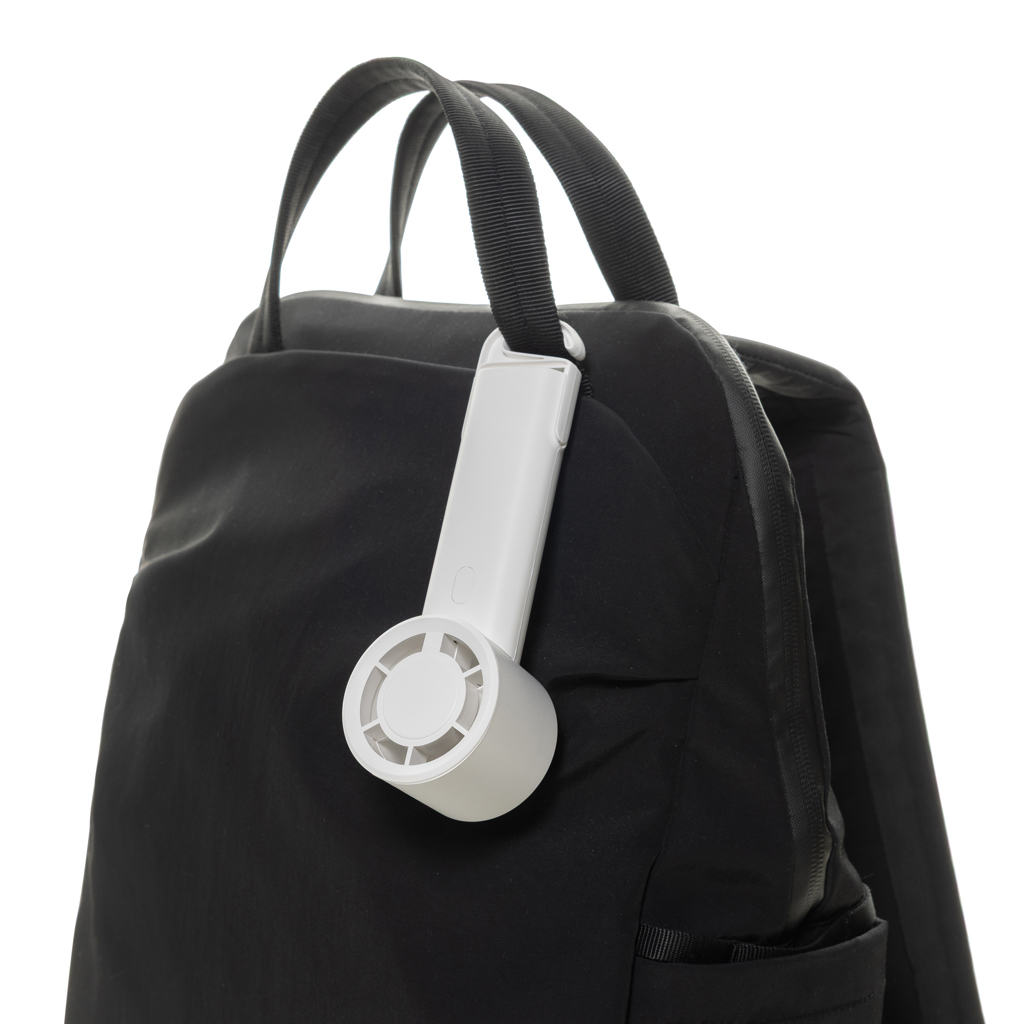 Ventilateur portable accroché à un sac noir