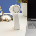 Ventilateur portable blanc sur bureau de travail
