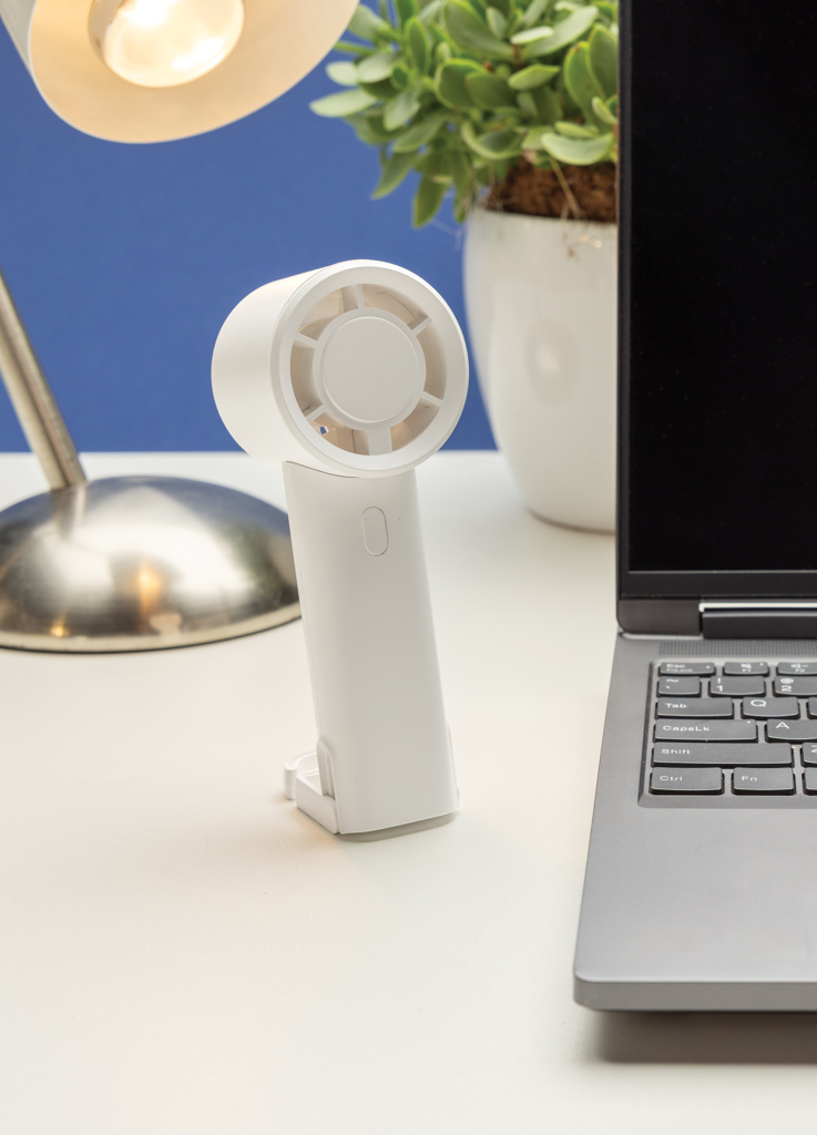 Ventilateur portable blanc sur bureau de travail