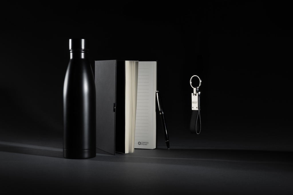 Bouteille, carnet, stylo et porte-clés noirs élégants
