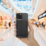 Main tenant un smartphone dans un centre commercial