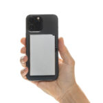Main tenant un smartphone avec coque grise