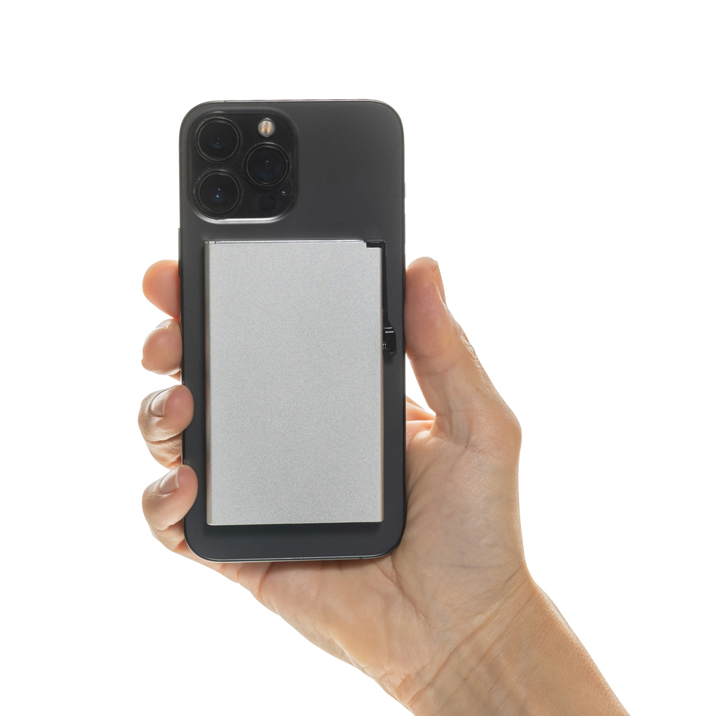 Main tenant un smartphone avec coque grise