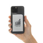 Main tenant un smartphone avec support argenté