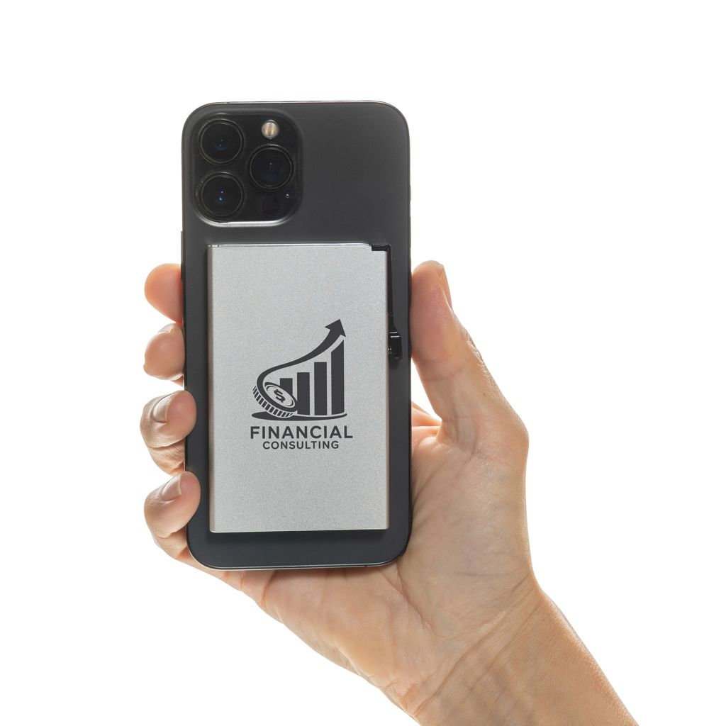 Main tenant un smartphone avec support argenté